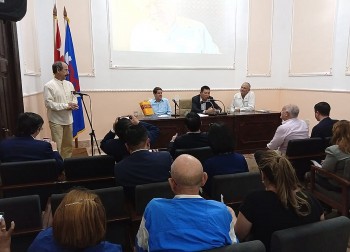 Vietnam's Party Delegation Visits and Works in Cuba