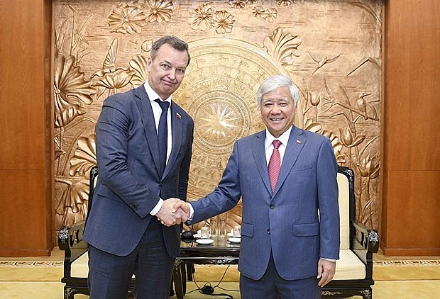 Secretary of the Party Central Committee and President of  Vietnam Fatherland Front (VFF) Central Committee Do Van Chien (R) receives First Deputy Speaker of Russian Federal Assembly’s Federation Council Andrey Yatskin (Photo: VNA) 