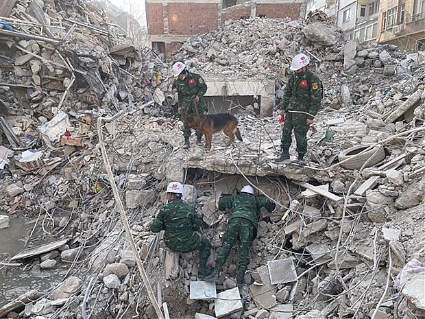 The VPA team searches for earthquake victims in Antakya on February 19. (Photo: VNA)