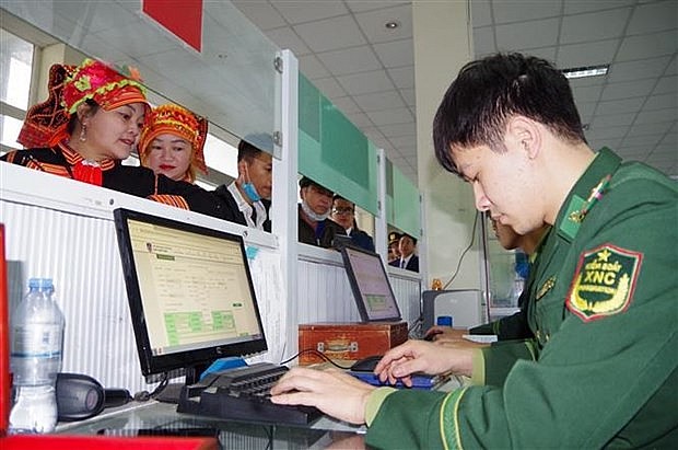 Officers implement exit procedures for Vietnamese people at the Ma Lu Thang International Border Gate (Photo: VNA)
