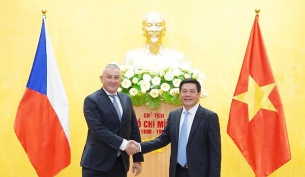 Minister of Industry and Trade Nguyen Hong Dien (right) receives his Czech counterpart Jozef Sileka on February 20. (Photo: Ministry of Industry and Trade