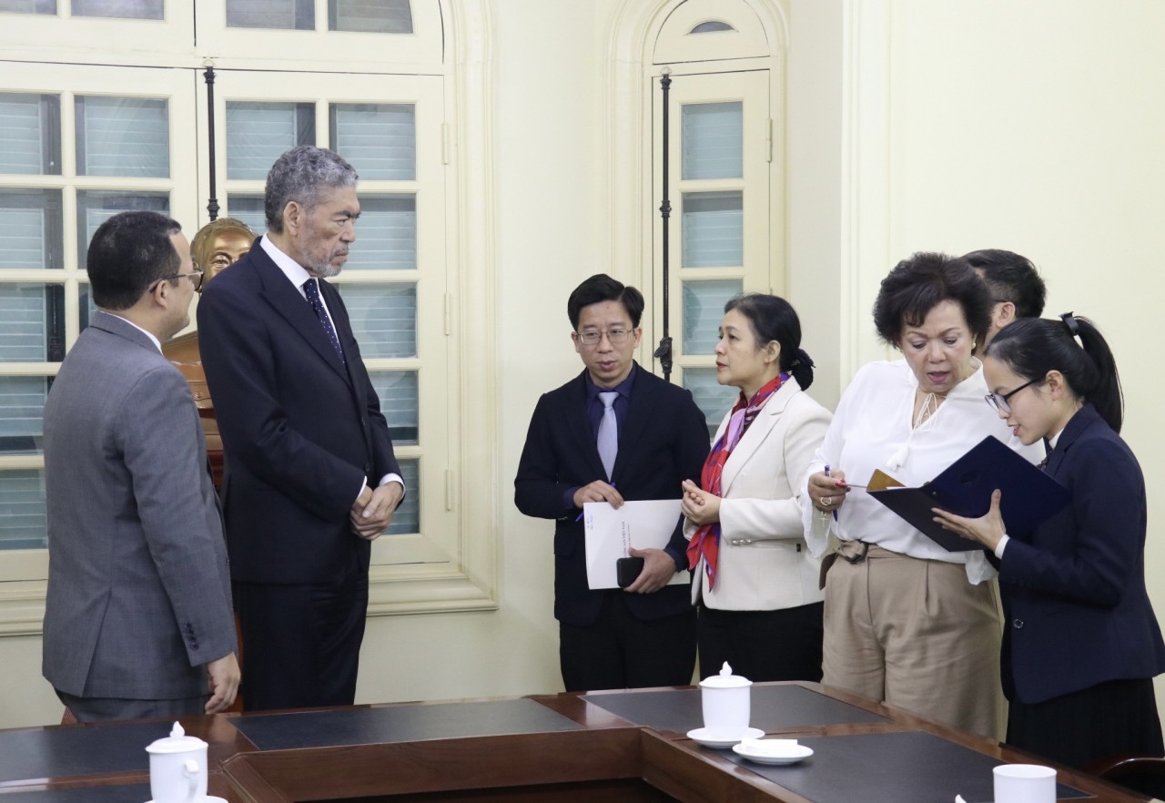 President of the Viet Nam Union of Friendship Organizations (VUFO) Nguyen Phuong Nga and MIU General Secretary and Minister for Regional Integration Policies Miguel Mejia (second from the left). Photo: Thu Ha