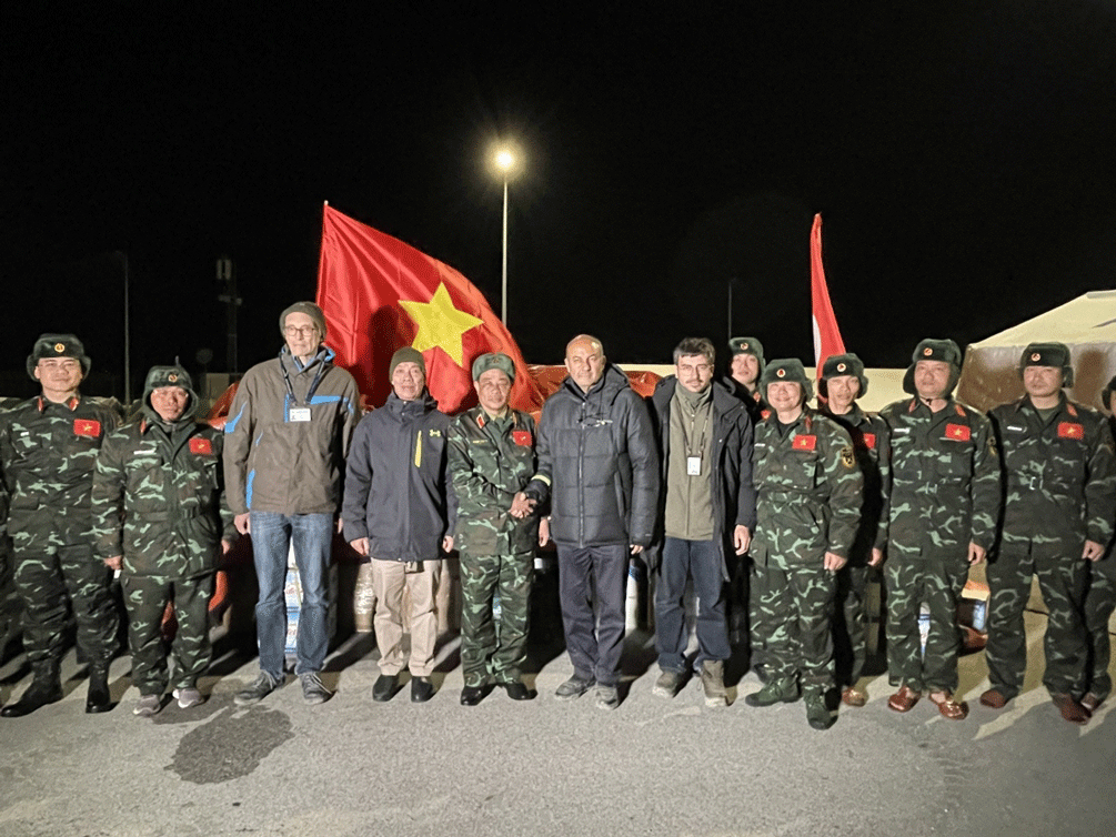 Representatives of the Vietnamese rescue force and the National Coordinating Agency of the Disaster and Emergency Management Presidency (AFAD) at the handover ceremony.