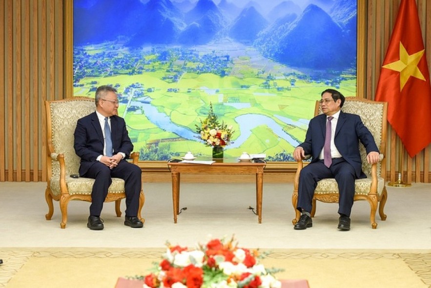 Prime Minister Pham Minh Chinh (R)  receives Shen Xiaoming, secretary of the Hainan Provincial Party Committee, in Hanoi on February 22. (Photo: VGP)