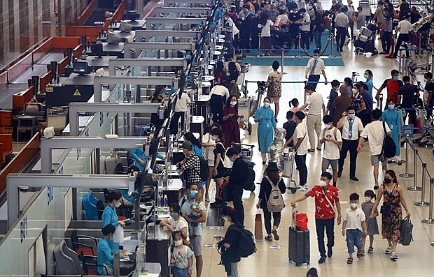 Passengers check in for their flights at Noi Bai International Airport (Photo: Vietnam Plus)