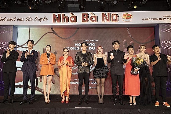 Actors and actress in the film Nha ba Nu.