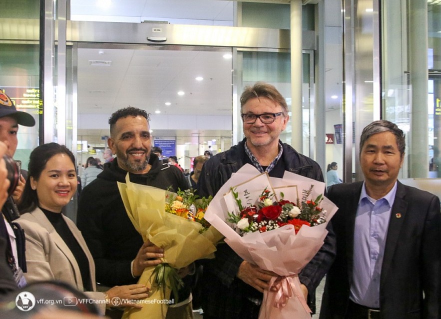 Vietnam Football Federation (VFF) leaders welcome Philippe Troussier and his assistant Moulay Lahsen Azzeggouarh Wallen at Noi Bai International Airport in Hanoi on February 26. (Photo: VFF)