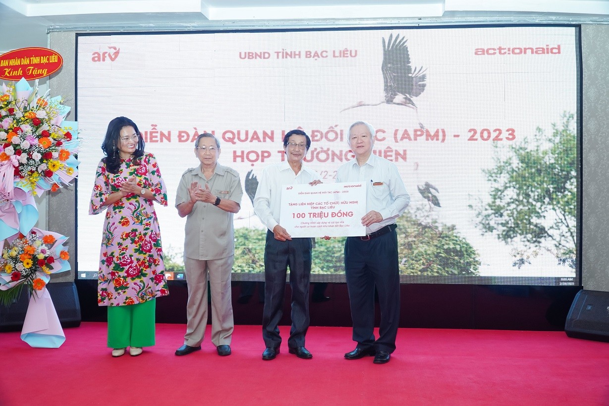 actionaid afv presented vnd 100 million to support handicaps in bac lieu