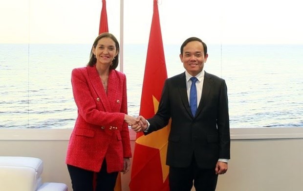 Deputy Prime Minister Tran Luu Quang (R) and Spanish Minister of Industry, Trade and Tourism Reyes Maroto. Photo: VNA