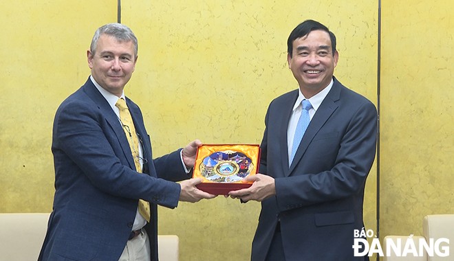 Da Nang People's Committee Chairman Le Trung Chinh (right) presents a souvenir to Mr. Karl Van Den Bossche. Photo: T.Phuong/Da Nang newspaper