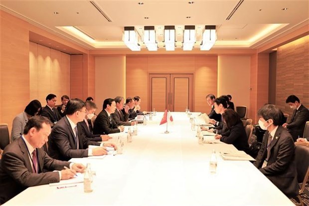 The meeting between Deputy PM Tran Hong Ha and Japanese Minister of Economy, Trade and Industry Nishimura Yasutoshi in Tokyo on March 3. Photo: VNA