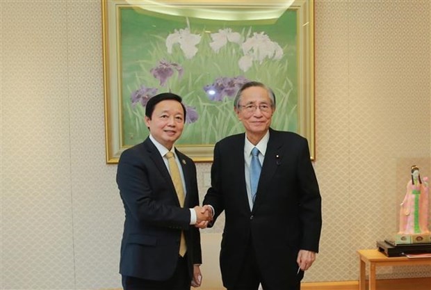 Deputy PM Tran Hong Ha (L) meets with Speaker of the Japanese House of Representatives Hosoda Hiroyuki in Tokyo on March 3. Photo: VNA