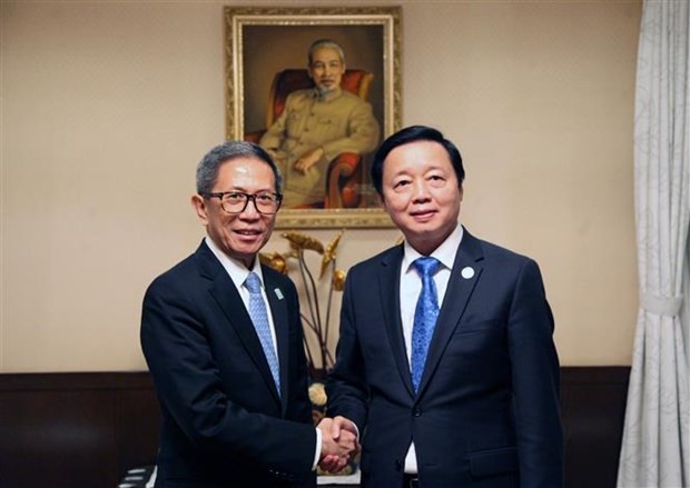 Deputy Prime Minister Tran Hong Ha (R) receives Philippine Secretary of Energy Raphael Perpetuo M. Lotilla. Photo: VNA