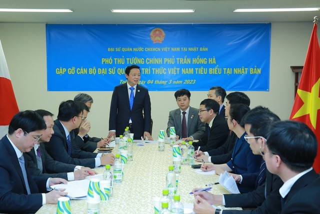 Deputy PM Ha met with officials and staff of the Vietnamese Embassy and prominent Vietnamese intellectuals in Japan. Photo: VGP