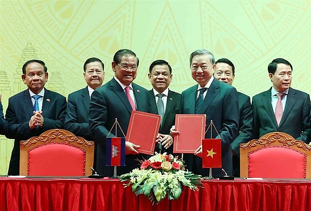 Vietnamese Minister of Public Security Gen. Tô Lâm and Cambodian Deputy PM and Minister of Interior Samdech Krolahom Sar Kheng signed the document on cooperation between the two ministries in 2023. — VNA/VNS Photo Phạm Kiên