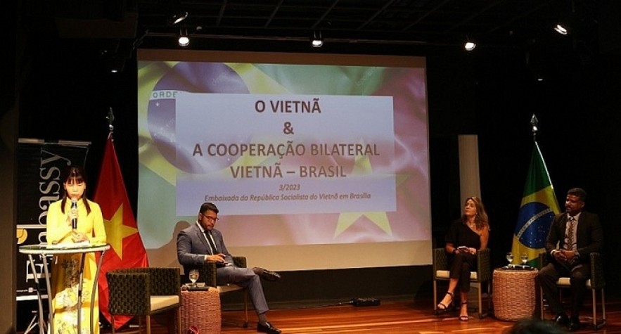 Vietnamese Ambassador to Brazil Pham Thi Kim Hoa speaks at the event (Image source: The Vietnamese Embassy in Brazil)