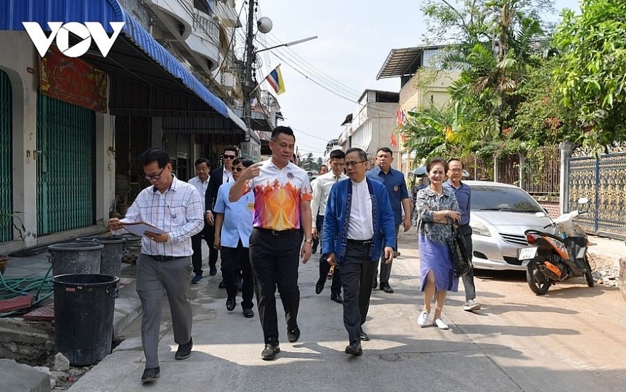 Vietnamese Ambassador to Thailand Phan Chi Thanh and Udon Thani City Mayor Thanadorn Phuttharaksa examine the progress of the Vietnam Town project.