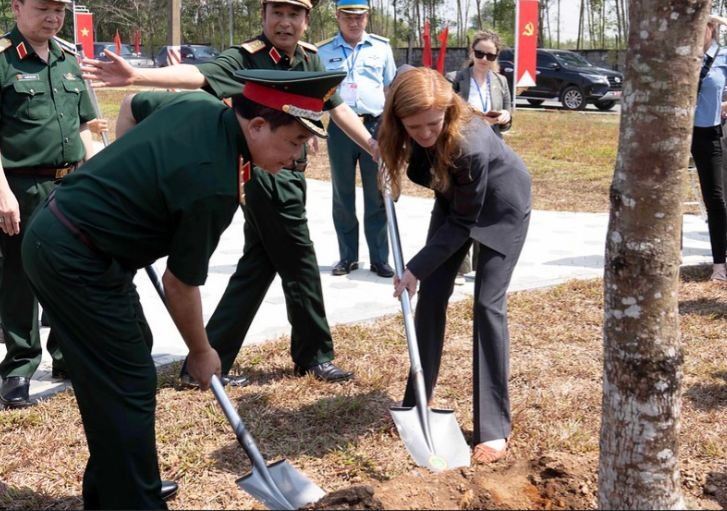 Delegates plant a tree at the park. Photo: USAID