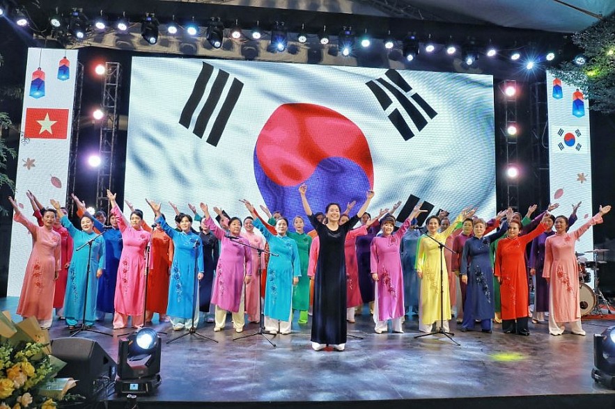 Thousands Enjoy Vietnam - Korea Friendship Street Festival in Hanoi