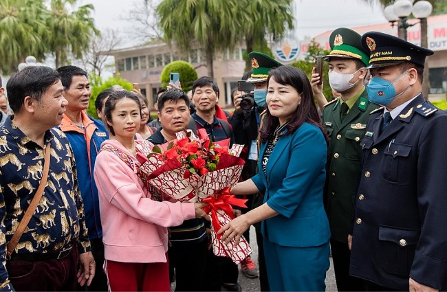 Mong Cai Border Gate Welcomes First Chinese Tourist Group Post-Covid