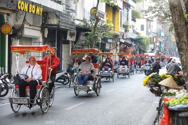 Foreign tourists visit Hanoi's Old Quarter. (Photo: VNA)