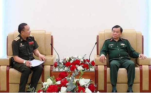  Deputy Minister of National Defence Sen. Lieut. Gen Hoang Xuan Chien receives Colonel Vongxay Inthakham, Defence Attaché of Laos to Vietnam. (Photo: dangcongsan.vn)