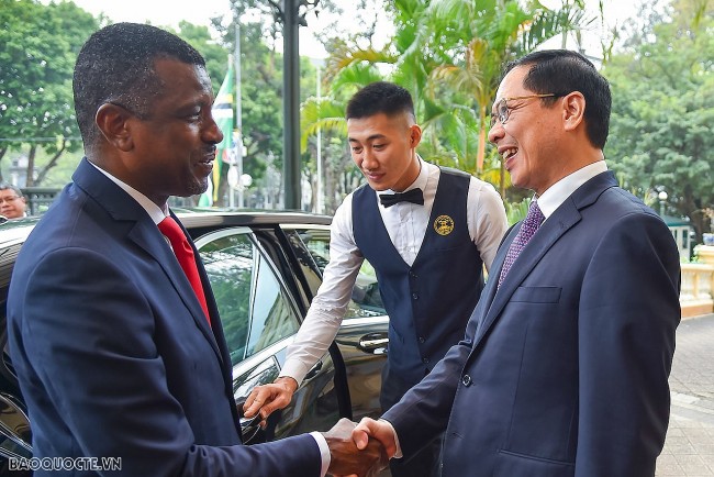 Minister of Dominica Admires Vietnam's Achievements