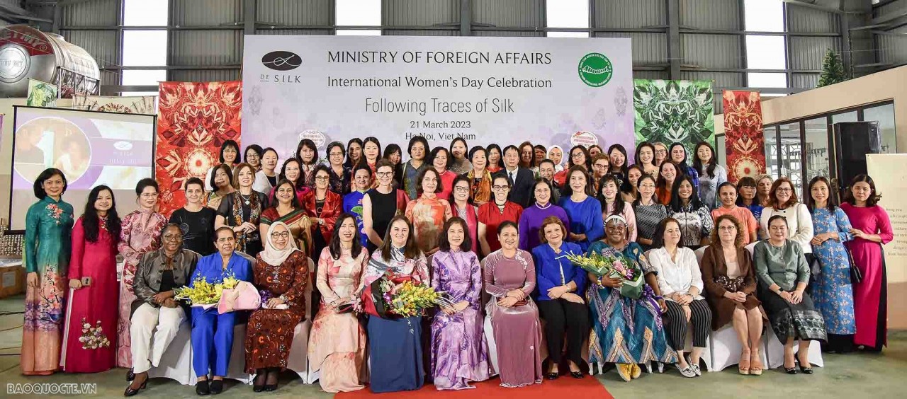 Foreign Female Diplomats in Vietnam Learn about Silk Weaving