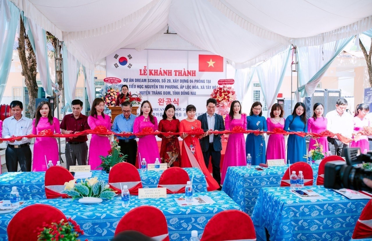 Korean COPION Organization Presents School Projects to Dong Nai Province