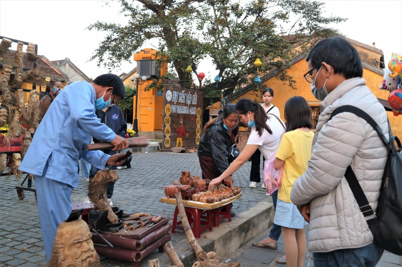 Tourists watch Phuong Do perform his skills. Photo: Dantri 