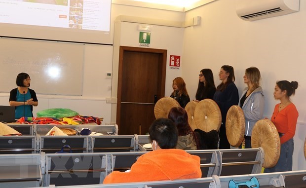 Students who are studying Vietnamese from the Faculty of Asian and Northern African Studies under the Ca’ Foscari University of Venice performed Vietnamese folk songs, water puppet shows and recited the Tale of Kieu during the “Vietnam Soul” event in December 2021. Photo: VNA