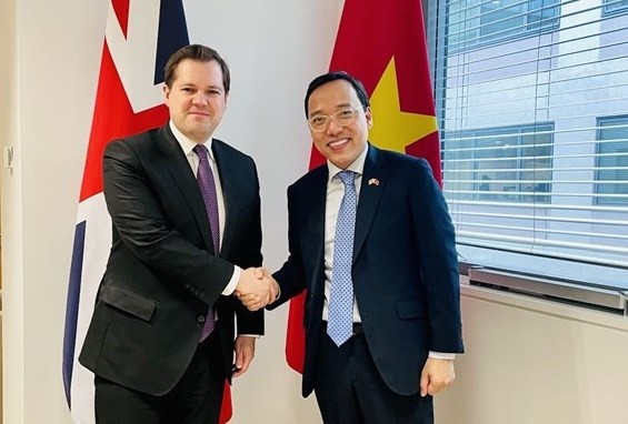 Ambassador to the UK Nguyen Hoang Long (R) and the UK Home Office’s Secretary of State for Immigration Robert Jenrick. Photo: TG&VN