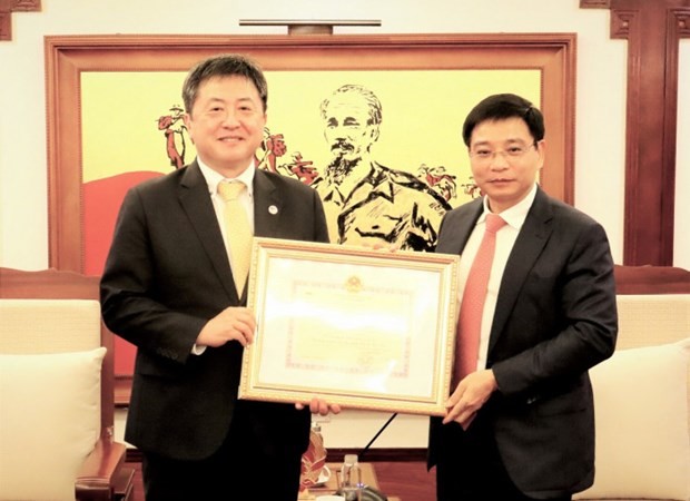 JICA Chief Representative Honoured with Insignias for His Contributions in Vietnam