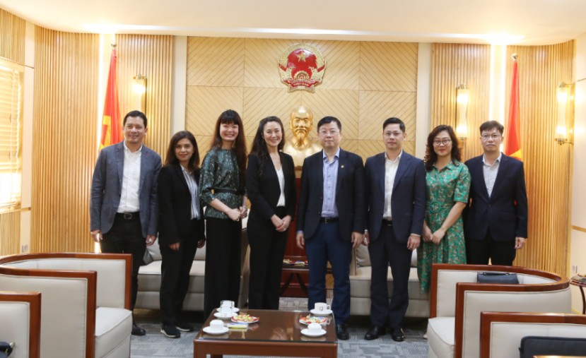 Josephine Choy, vice president and general counsel Asia Pacific at Netflix, meets with Deputy Minister of Culture, Sports and Tourism Nguyen Thanh Lam in Hanoi. Photo: Giang Pham