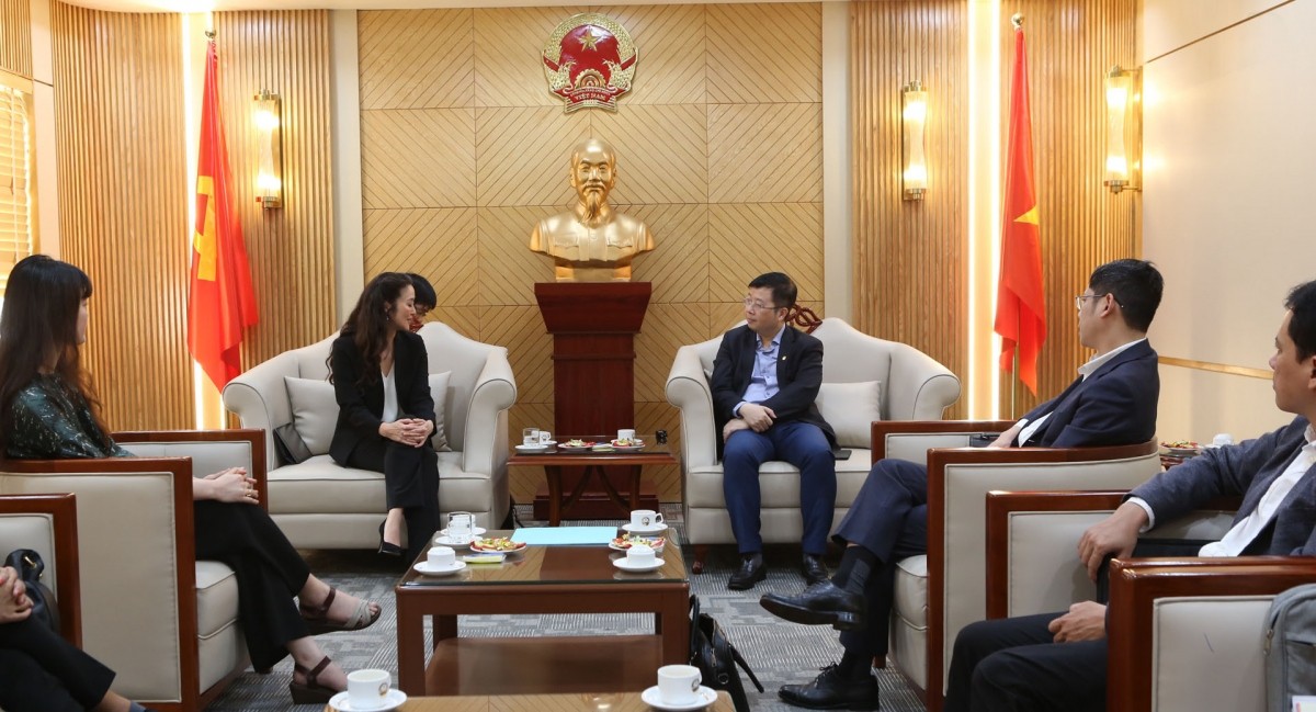 Josephine Choy, vice president and general counsel Asia Pacific at Netflix, meets with Deputy Minister of Culture, Sports and Tourism Nguyen Thanh Lam in Hanoi. Photo: Giang Pham/mic.gov.vn