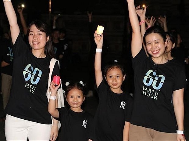 Young people and children in Hue city, Thua Thien-Hue province, respond to Earth Hour 2023. (Photo: VNA)