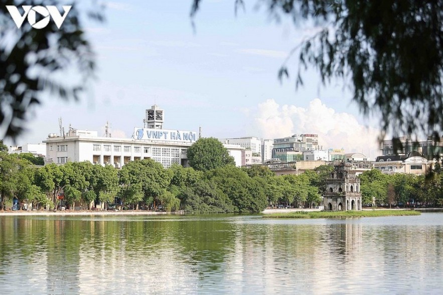  Hoan Kiem Lake is one of the famous tourist attractions in Hanoi