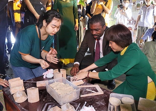 Tourists experience making clay arrows on the opening ceremony of  the Hanoi Tourism Festival 2023 on March 24 (Photo: VNA) 
