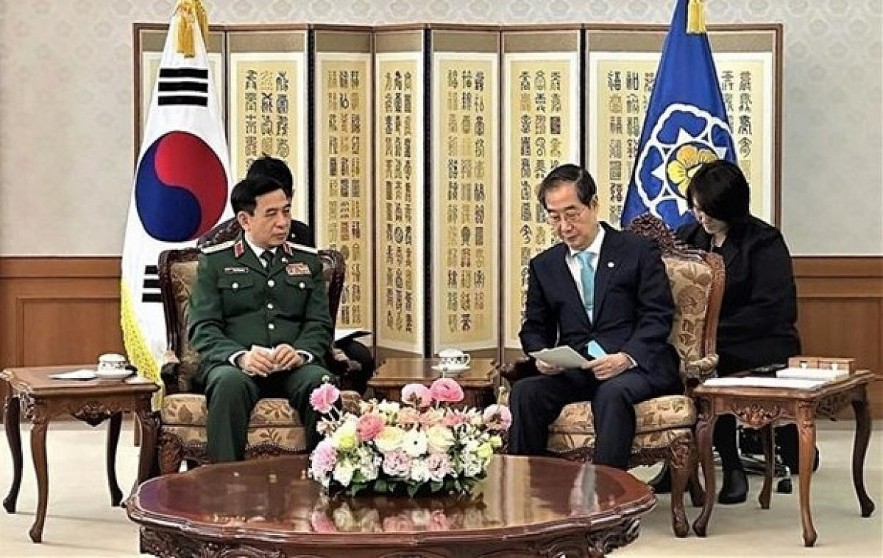 Defence Minister Gen. Phan Van Giang (L) meets with RoK Prime Minister Han Duck-soo (Photo: VNA)
