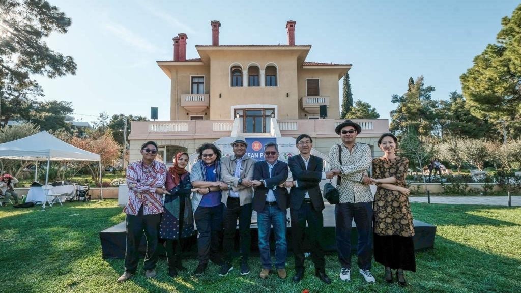 asean and vietnamese culture introduced to greek friends