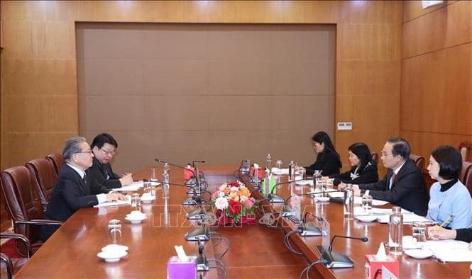 Meeting with Le Hoai Trung, member of the Party Central Committee and head of its Commission for External Relations. Photo: VNA