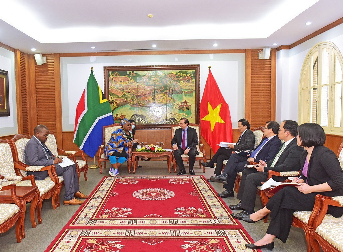 Ta Quang Dong, Deputy Minister of Culture, Sports and Tourism, had a meeting with Vuyiswa Tulelo, Ambassador of the Republic of South Africa to Vietnam on promoting culture, sports and tourism cooperation between Vietnam and South Africa and activities in response to the 30th anniversary of establishment of diplomatic relations of South Africa and Vietnam in March 2023. 