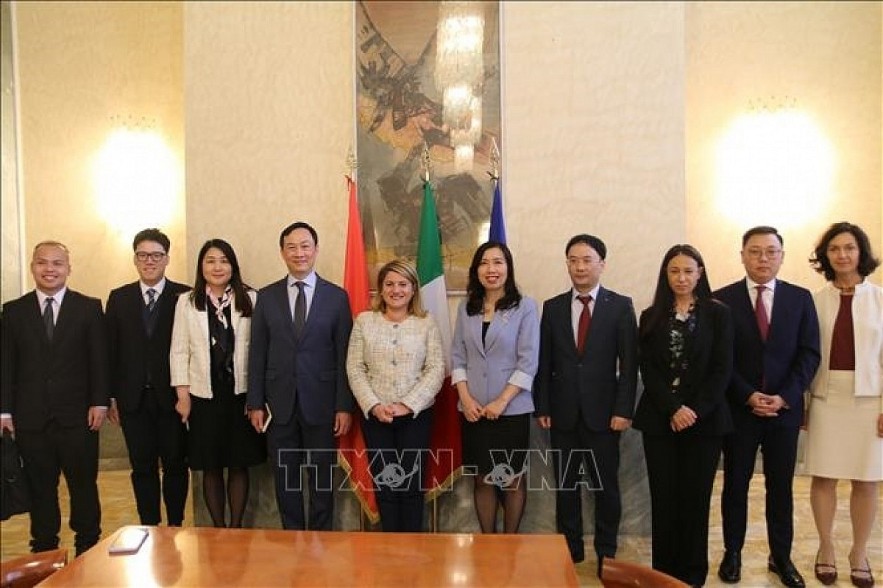 Deputy Foreign Minister Le Thi Thu Hang and her Italian counterpart Maria Tripodi alongside members of the Vietnamese and Italian delegations attended the 5th Political Consultation (Photo:VNA)