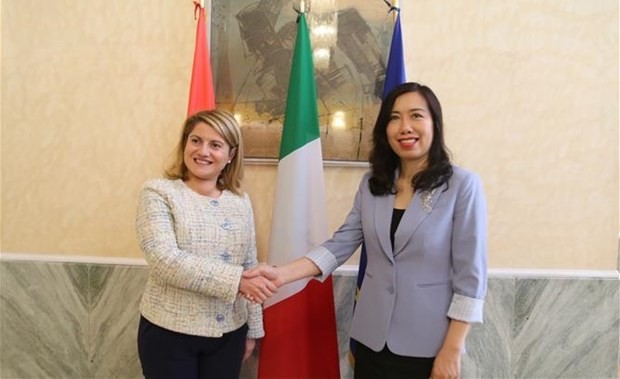 Vietnamese Deputy Minister of Foreign Affairs Le Thi Thu Hang (R) and Italian Undersecretary for Foreign Affairs and International Cooperation Maria Tripodi. Photo: VNA