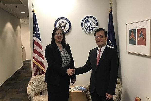 Vietnamese Deputy Minister of Foreign Affairs Ha Kim Ngoc (R) and US Assistant Secretary of State for Political-Military Affairs Jessica Lewis. (Photo: VNA)