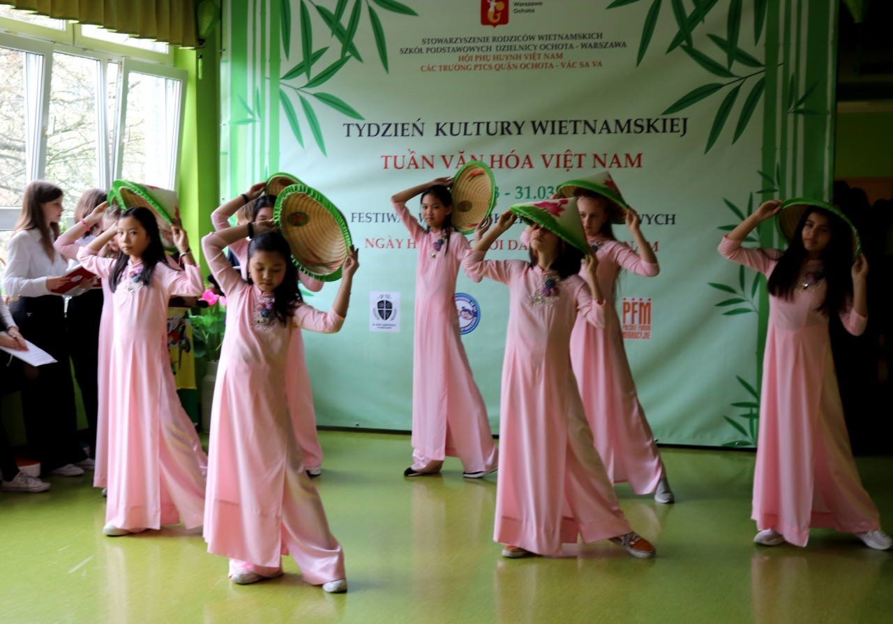 Polish Children Enjoy Vietnamese Folk Games Festival