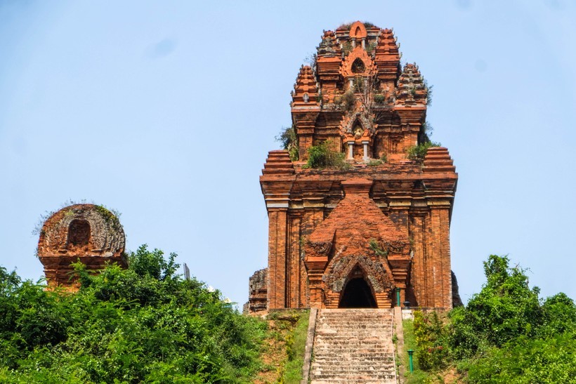 The complex includes four towers built on a peak of a hill in Dai Loc Hamlet, Phuoc Hiep Commune, Tuy Phuoc District. Photo: Hoang Vinh 