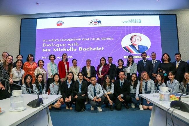Former Chilean President Inspires Vietnamese Female Diplomats and Students