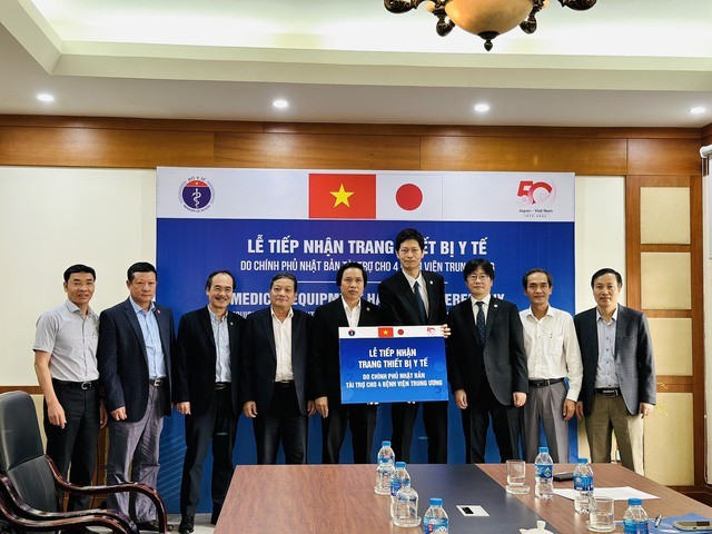 Vietnamese and Japanese officials at the medical equipment hand-over ceremony. Photo: VNA