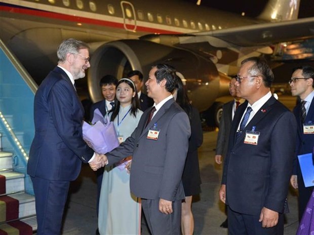 Prime Minister of the Czech Republic Petr Fiala (left) is welcomed at the Noi Bai International Airport by Vietnamese Minister of Education and Training Nguyen Kim Son. Photo: VNA
